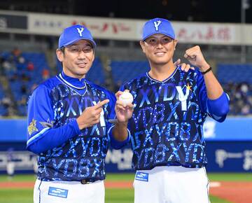  ウイニングボールを持ち笑顔を見せた宮国。左は三浦監督
