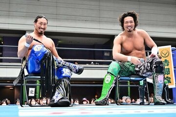 試合後リング内で椅子に座り話す辻陽太とジェイク・リー