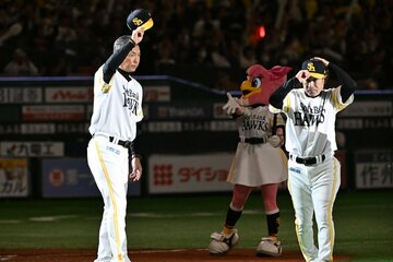 ファンの声援にこたえる小久保裕紀監督（左）