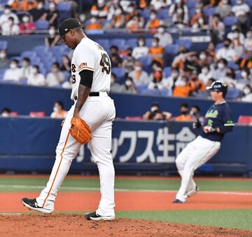  川端に適時打を浴びたビエイラ（左）