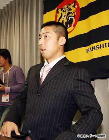  退団会見に臨んだ今岡（２００９年）