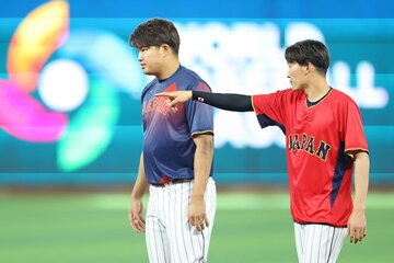 練習する源田壮亮(右)と村上宗隆