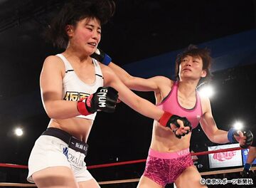  ＭＡＯ（右）に完敗した川村虹花