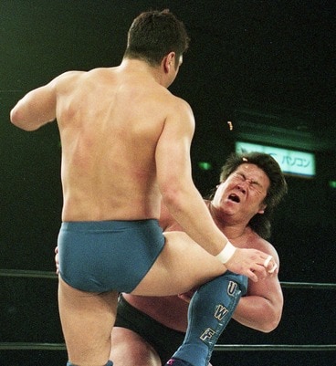 高田(手前)のヒザ蹴りで長州の前歯が吹っ飛んだ(1996年4月、大阪)