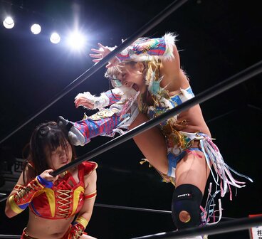 若手の光芽ミリア(左)にキックを浴びせるウナギ・サヤカ