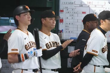 戦況を見守る巨人・橋上監督代行(中央)