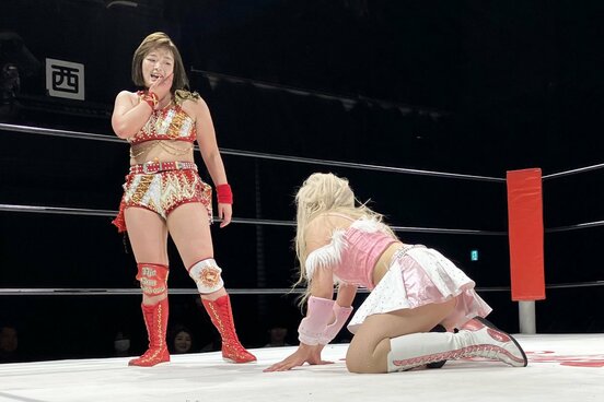 試合後、ChiChi(右)を見下ろすSareee