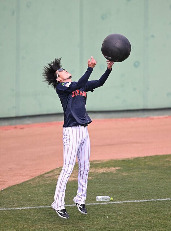 メディシンボールでトレーニングを行ったソフトバンク・周東佑京