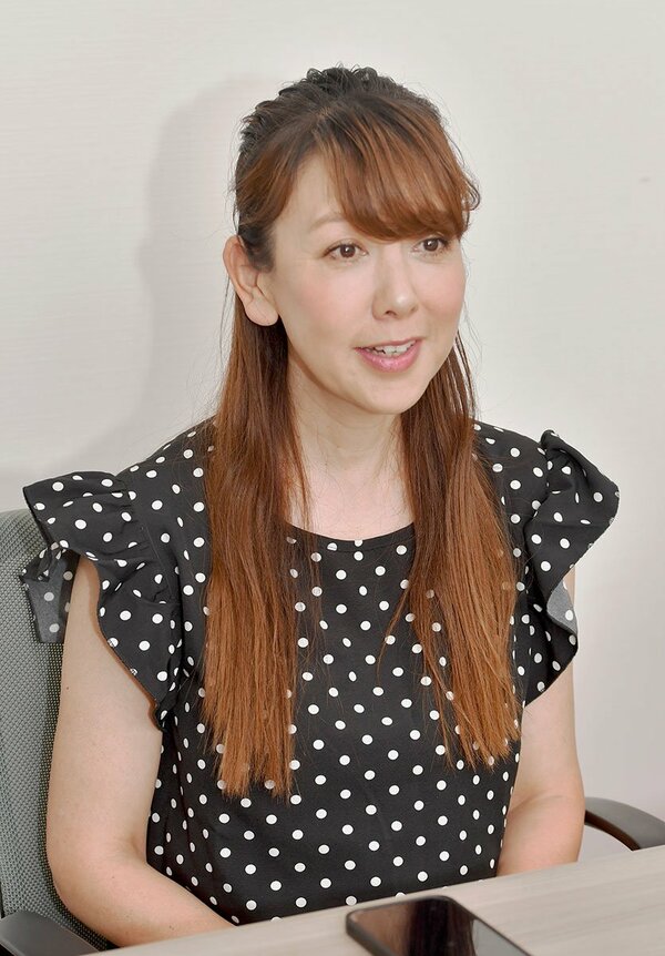 取材に笑顔で応じる大原かおり