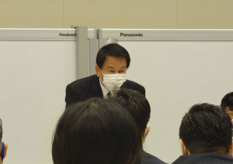  出席者を前に挨拶する杉良太郎