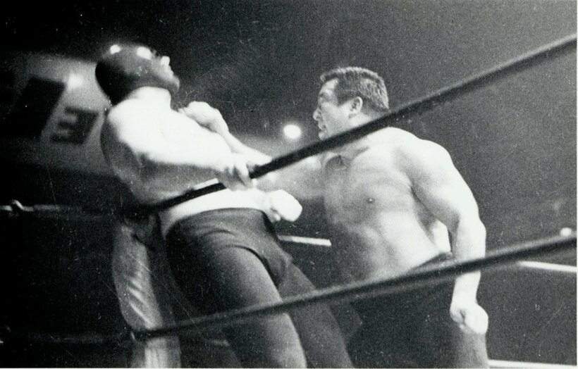  力道山（右）も空手チョップで反撃（東スポWeb）