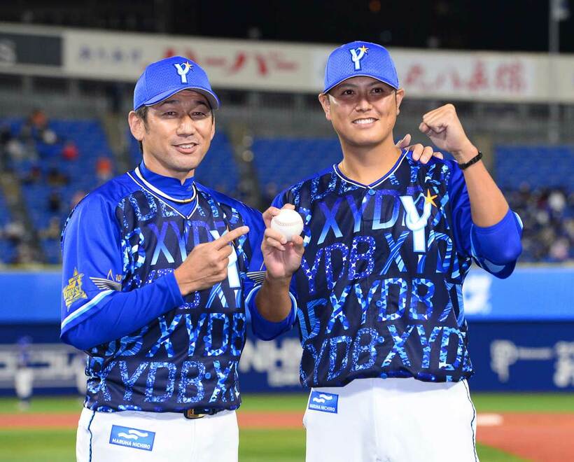  ウイニングボールを持ち笑顔を見せた宮国。左は三浦監督