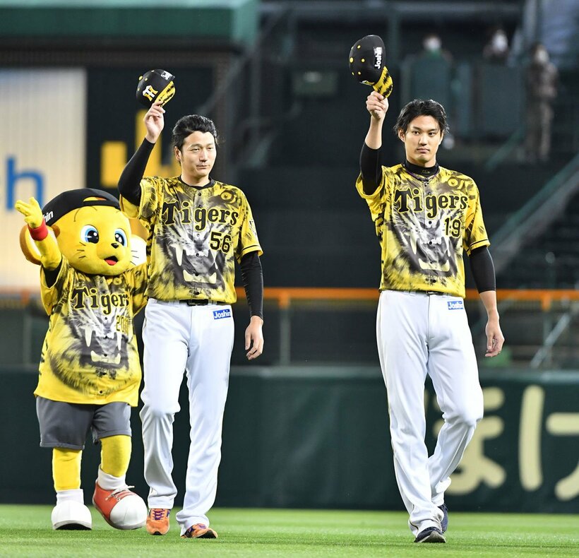 お立ち台の藤浪晋太郎と小林慶祐