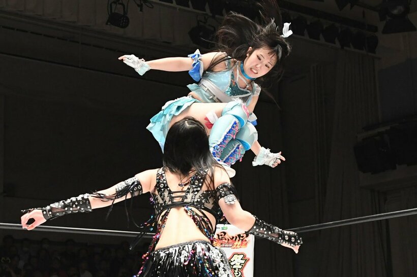 上谷沙弥(下)にミサイルキックを放つ玖麗さやか