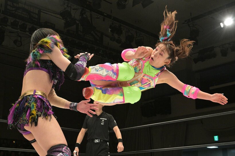 ２冠王者の朱里(左)に果敢にドロップキックを放ったフワちゃんだったが…