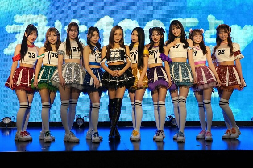 RoLuANGELとともにステージに立った板野友美(左から５人目)