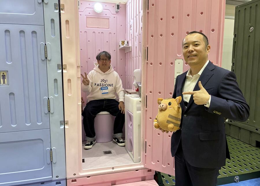 ZoneZeroシリーズの快適さに思わずVサインする渡辺氏、右は尾張伸行社長