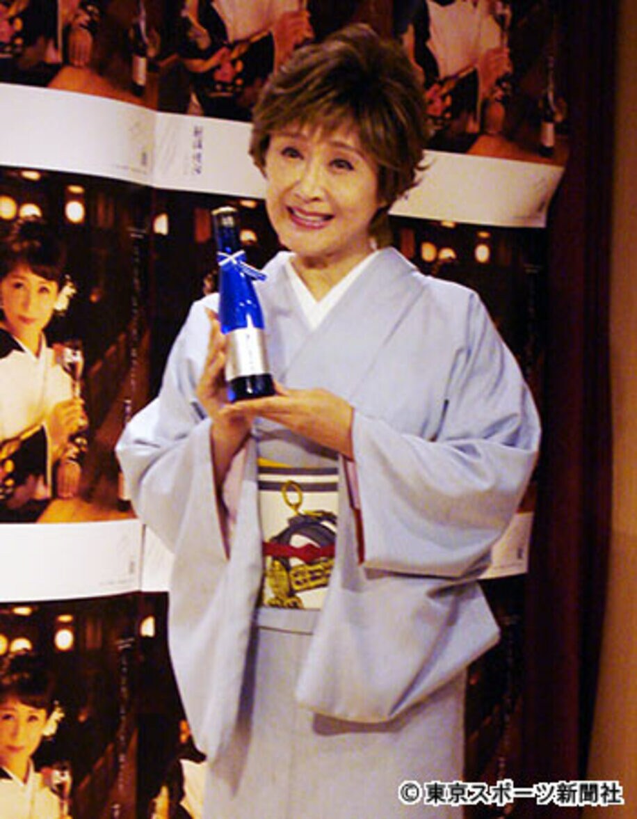  初プロデュースした日本酒をお披露目する小林幸子
