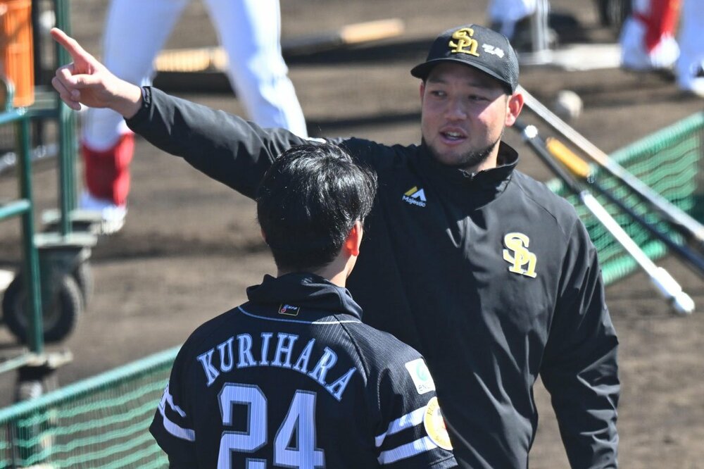 栗原陵矢に指導する菊池拓斗コーチ