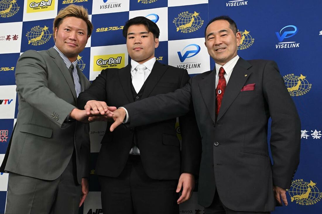 塙元輝（中）が宮原健斗（左）と福田剛紀社長と記念撮影