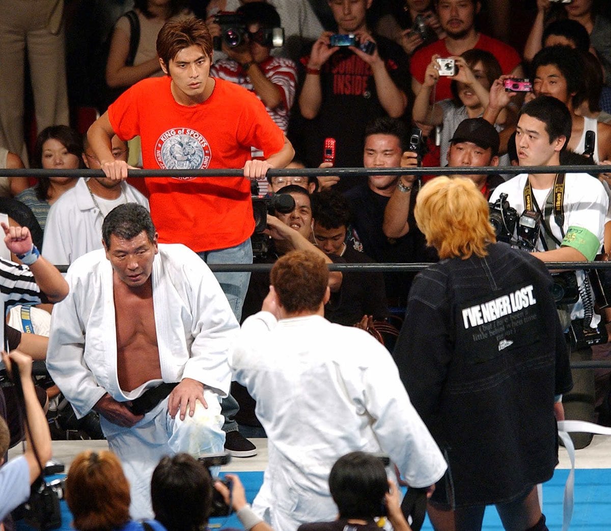 高山(手前右)と一触即発の次男・坂口憲二（2003年9月14日、名古屋レインボーホール）