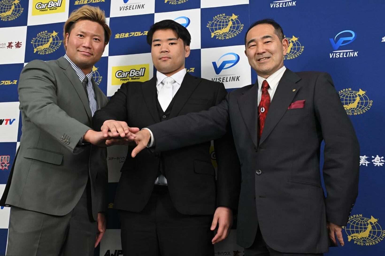 塙元輝（中）が宮原健斗（左）と福田剛紀社長と記念撮影