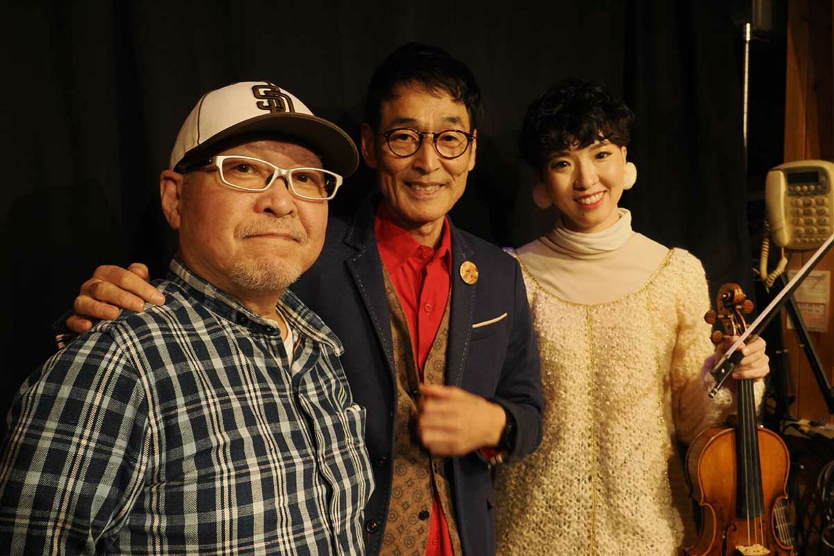 （左から）丸山ももたろう（Gt）、高山厳（Vo）、鈴木慶子（Vn）