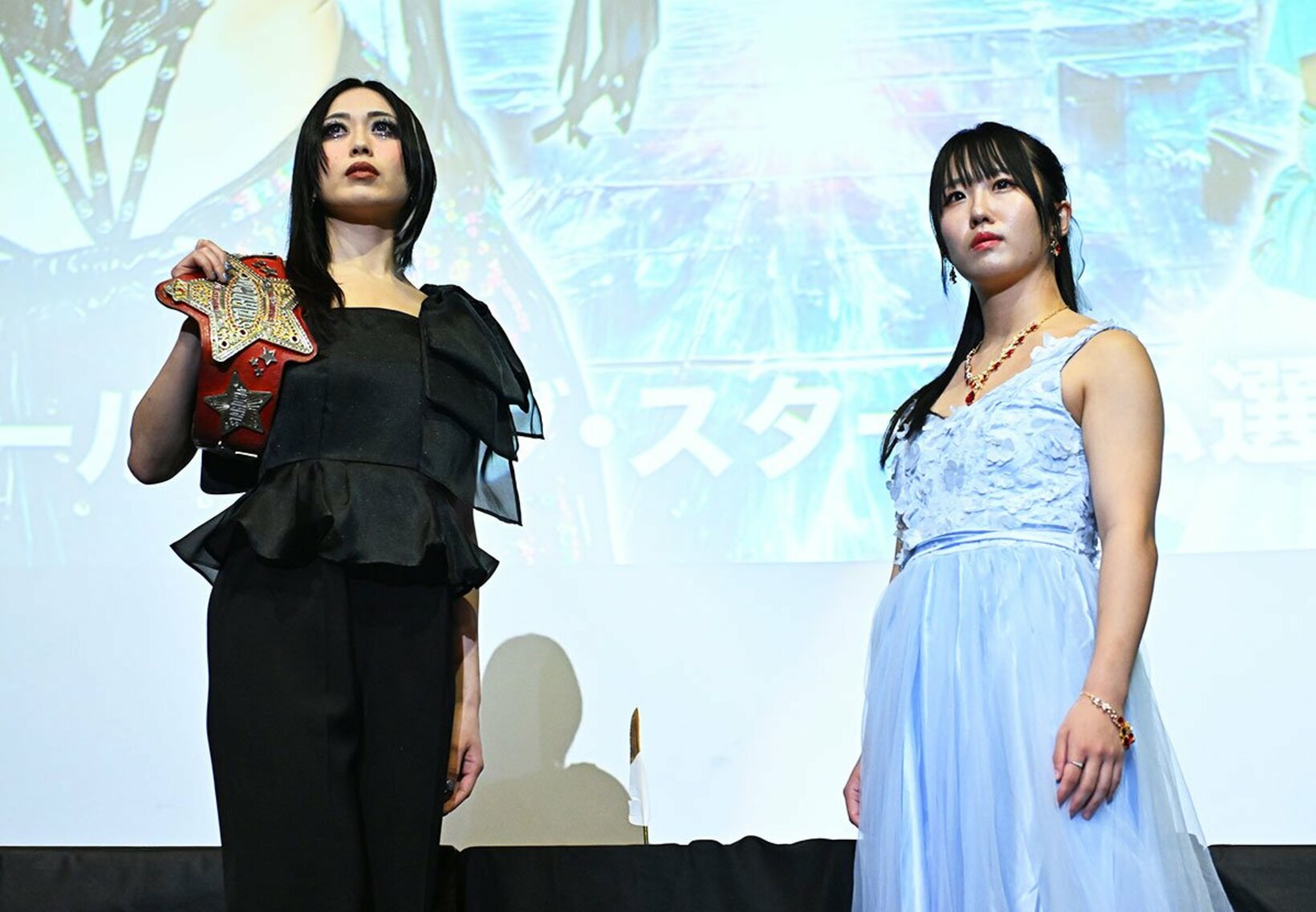 挑戦者の玖麗さやか(右)と向かい合う上谷沙弥