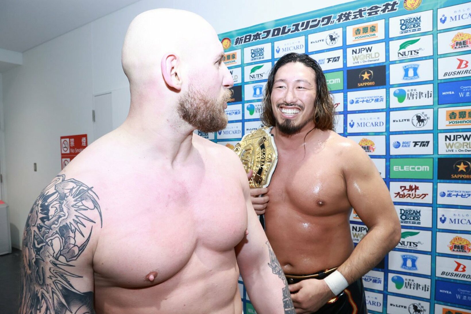 試合後、辻陽太(右)に声をかけるゲイブ・キッド