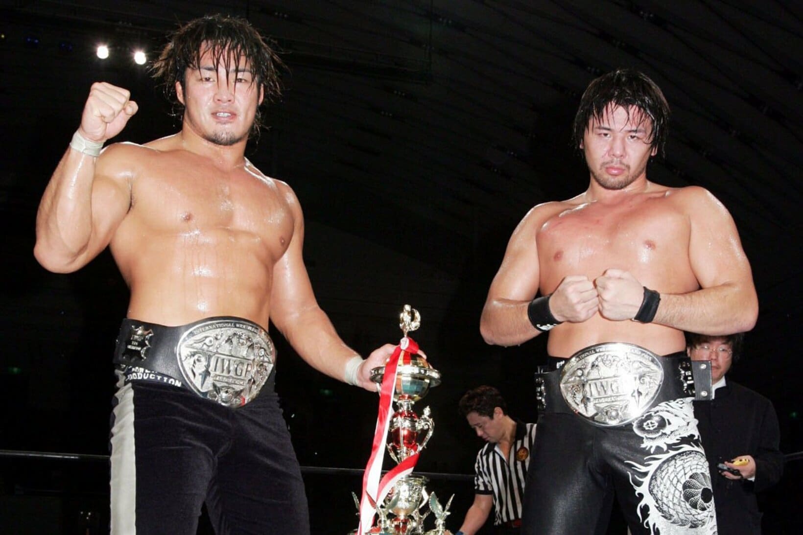 IWGPタッグ王者となった棚橋弘至（左）と中邑真輔（右、04年12月）
