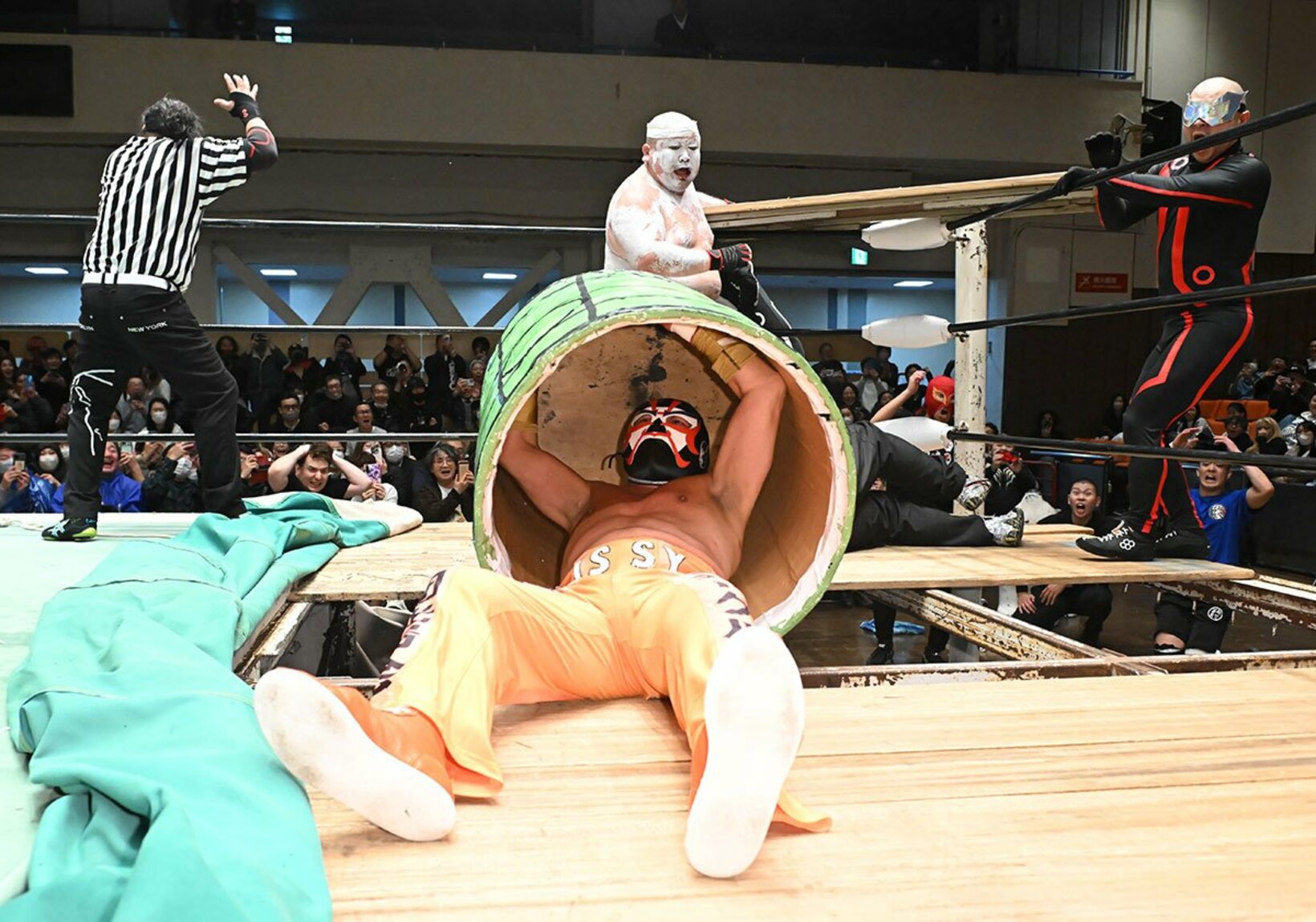 今年も披露した桶ダイブ