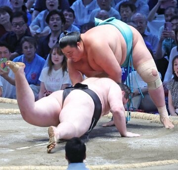 獅司（左）を下手出し投げで下した琴桜