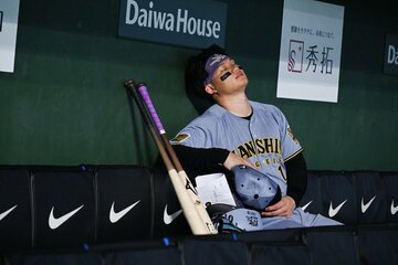 ９回無死一塁から併殺に倒れ、試合後のベンチで肩を落とす阪神・森下翔太