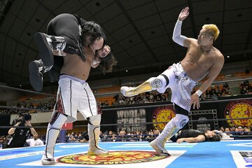 チェーズ・オーエンズ(左上)に多彩なコンビ技を連発した後藤洋央紀とYOSHI-HASHI(右)