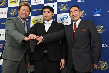 塙元輝（中）が宮原健斗（左）と福田剛紀社長と記念撮影