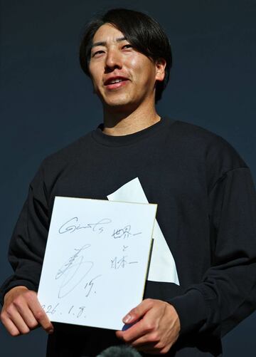 色紙に目標をしたためた大勢