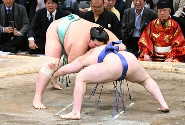 左手で琴桜(上)に内無双をかける安青錦