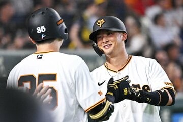 途中交代となった巨人・吉川尚輝(右)