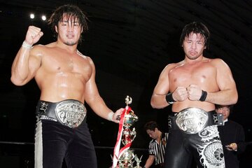 IWGPタッグ王者となった棚橋弘至（左）と中邑真輔（右、04年12月）