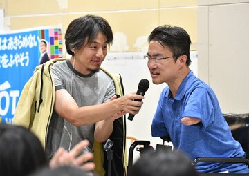  イベントに登場した乙武洋匡氏(右)とひろゆき氏（東スポWeb）