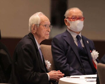  出陣式を見つめる渡辺主筆(左)と長嶋終身名誉監督（代表撮影）