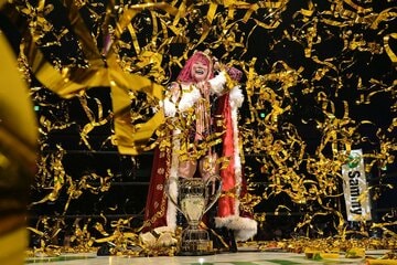 王冠、ガウンをまとい、喜びをかみしめる吏南
