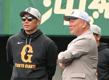 巨人の阿部前監督と高木豊氏（２０２５年の春季キャンプ）