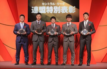  新人特別賞を受賞した（左から）DeNA・牧、阪神・佐藤輝、阪神・中野、阪神・伊藤将、ヤクルト・奥川（代表撮影）