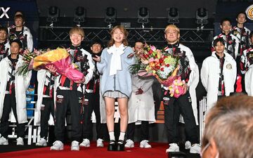 選手班長の湯川浩司（右）と選手宣誓を行った井上一輝（左）に花束を渡した福留光帆
