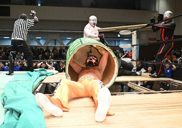 今年も披露した桶ダイブ
