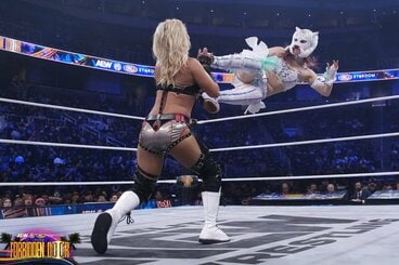 スターライト・キッド（右）はテクラに鋭いドロップキックをぶち込む（©All Elite Wrestling）