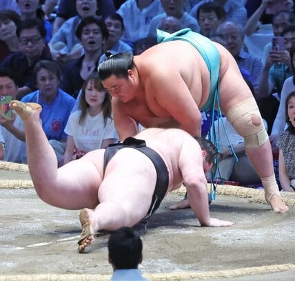 獅司(左)を下手出し投げで下した琴桜