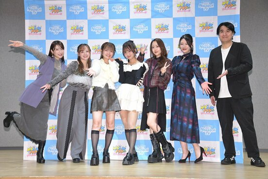 左から二瓶有加、立野沙紀、福留光帆、森脇梨々夏、みりちゃむ、風吹ケイ、佐久間宣行