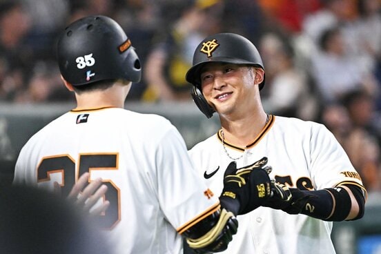 途中交代となった巨人・吉川尚輝(右)